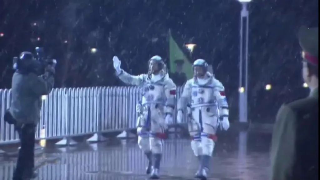 航天新征程 | 17 年前太空翻筋斗，他將再度“飛天”！