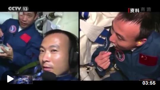 保持隨時(shí)備戰(zhàn)狀態(tài)17年 把筋斗翻到太空的費(fèi)俊龍?jiān)偕咸? /></a></p>
<p>2005年10月12日神舟六號(hào)飛船發(fā)射升空，這是我國(guó)第二艘搭載航天員的飛船，也是我國(guó)第一艘執(zhí)行“多人飛天”任務(wù)的載人飛船。航天員費(fèi)俊龍、聶海勝搭乘神舟六號(hào)在太空?qǐng)?zhí)行了為期五天的飛行任務(wù)，這是我國(guó)載人航天工程“三步走”戰(zhàn)略進(jìn)入第二步任務(wù)的重要開局。</p>
<p style=