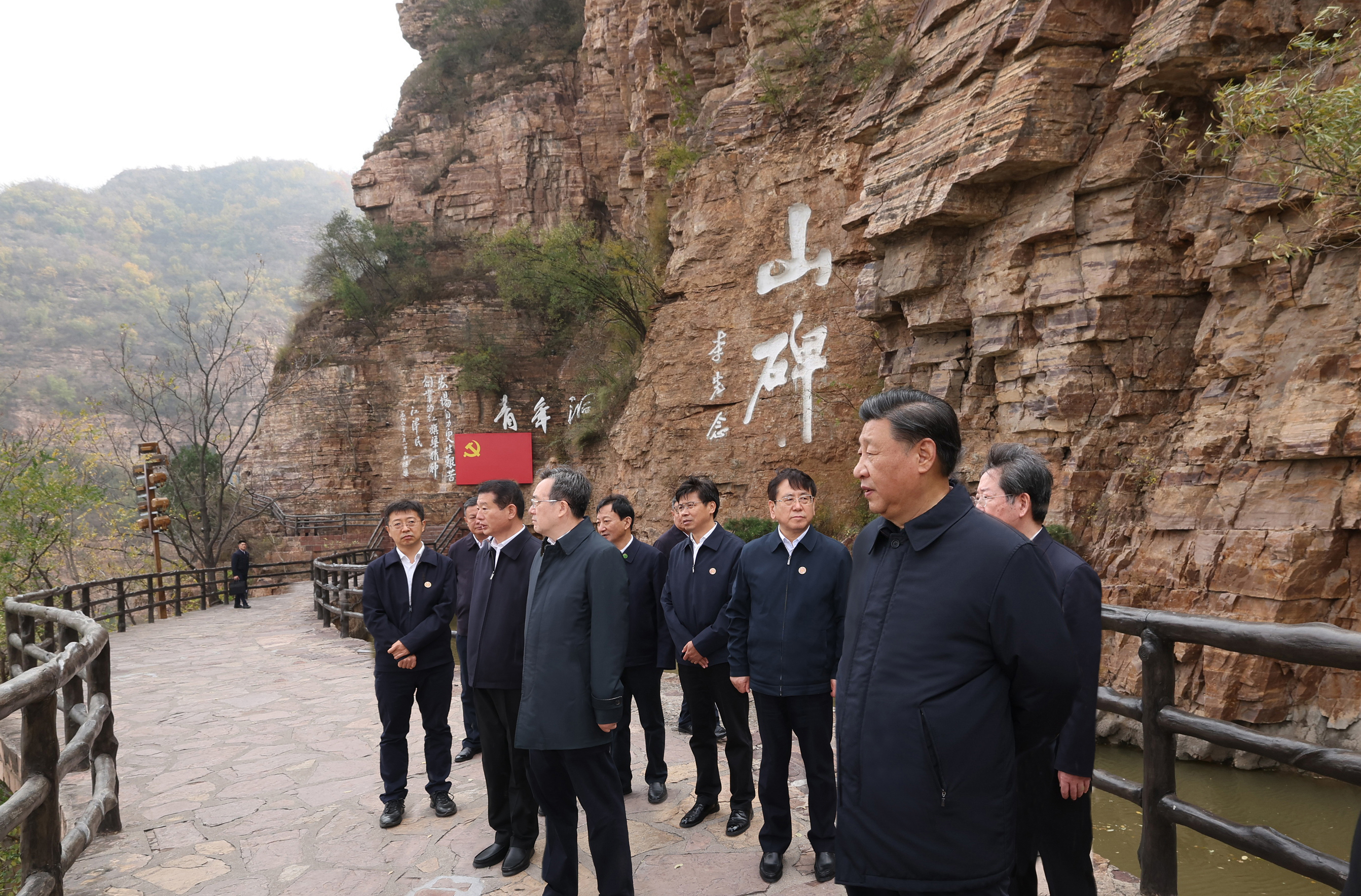  總書記與追夢人的溫暖瞬間｜“不斷夯實實現(xiàn)中國夢的物質文化基礎”