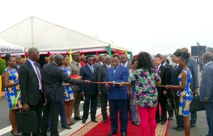 來自非洲的“馬尼奧克”，藏在薩蘇贈給習(xí)近平的油畫里