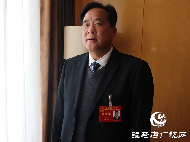 出席駐馬店市五屆人大一次會議的人大代表報到