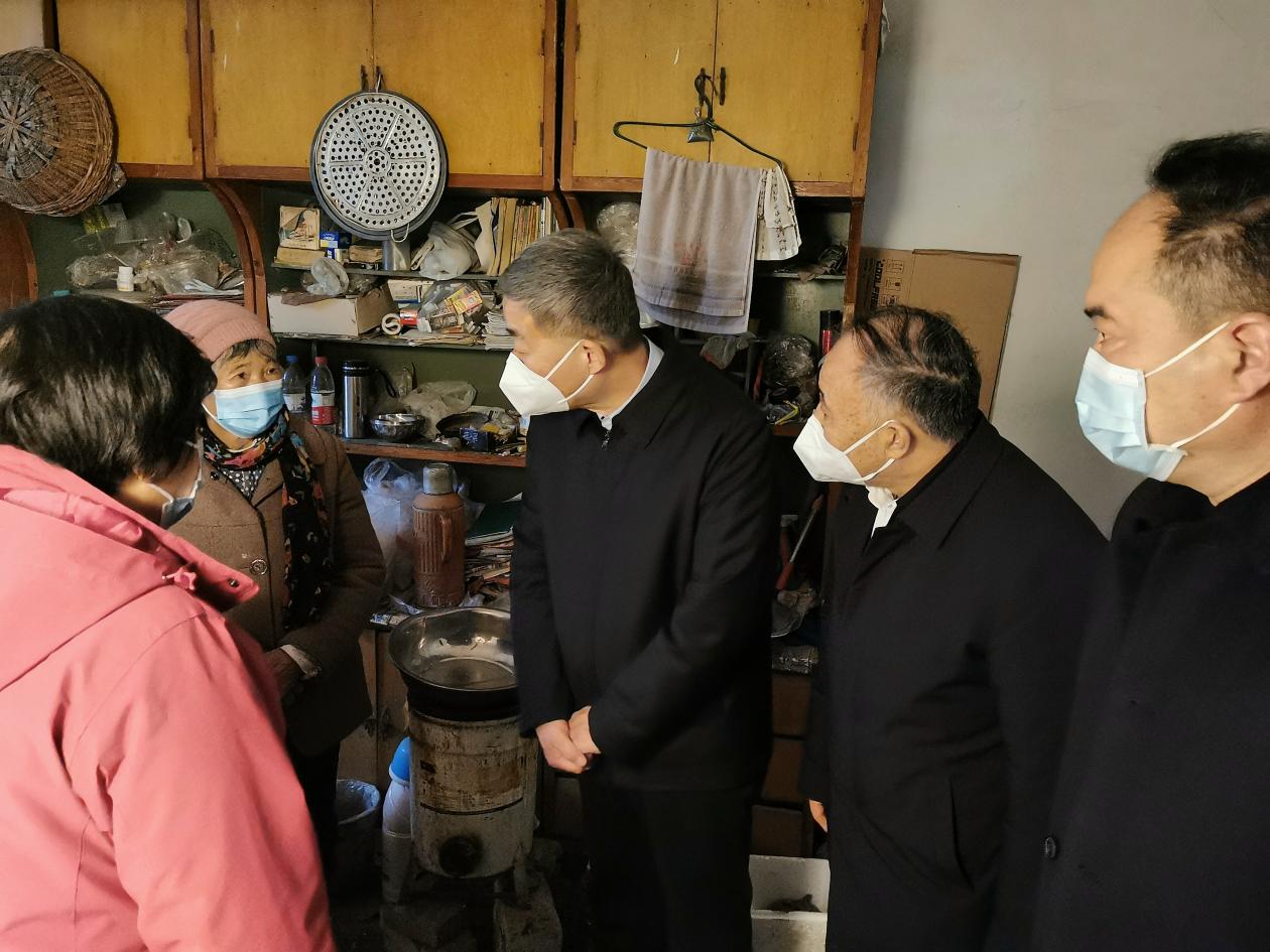  駐馬店市委常委、宣傳部部長(zhǎng)、市政府副市長(zhǎng)劉曉文春節(jié)慰問(wèn)困難殘疾人