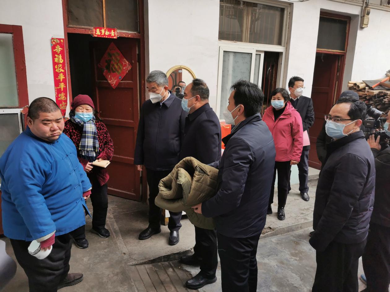  駐馬店市委常委、宣傳部部長(zhǎng)、市政府副市長(zhǎng)劉曉文春節(jié)慰問(wèn)困難殘疾人