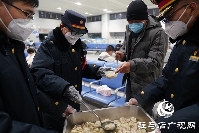 新春走基層｜候車(chē)廳里的“年夜飯”
