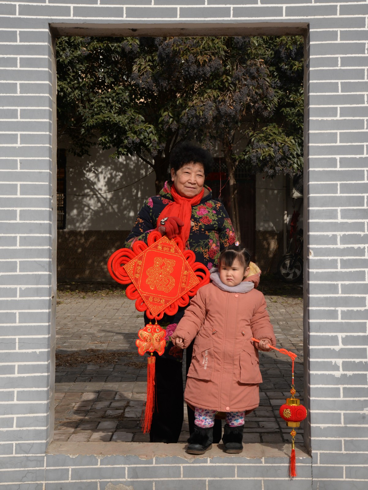 新春走基層丨新年來張全家福吧！攝影志愿者用光影為村民留住煙火年年