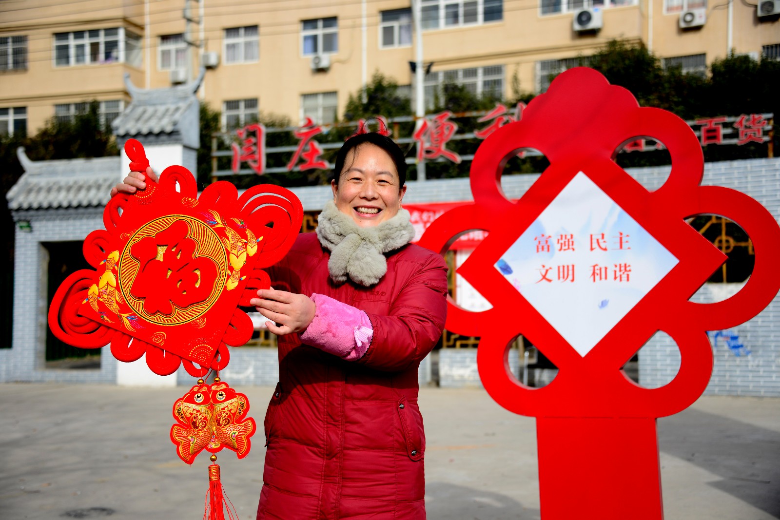 新春走基層丨新年來張全家福吧！攝影志愿者用光影為村民留住煙火年年