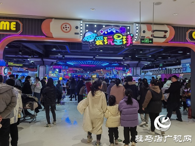 駐馬店：春節(jié)假期商場(chǎng)人氣旺