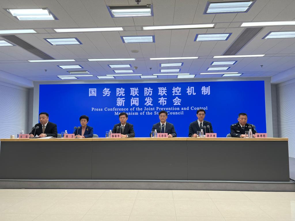 新華全媒+丨國務(wù)院聯(lián)防聯(lián)控機制:目前全國整體疫情已進入低流行水平