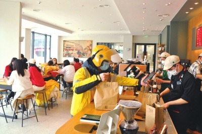 縣城小店迎“開門紅” 今年春節(jié)期間，河南縣域消費市場呈快速回暖態(tài)勢