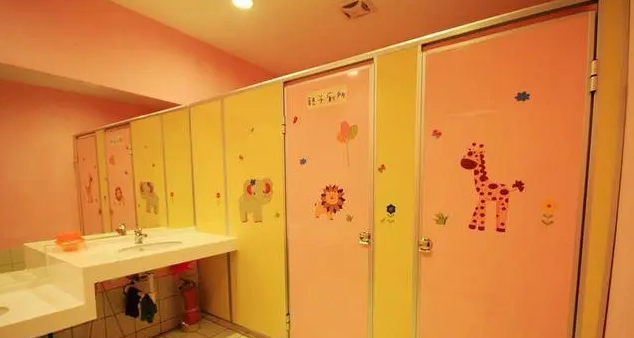 “寶媽帶男童進女廁”頻惹爭議 專家呼吁：未來可考慮增設(shè)兒童衛(wèi)生間