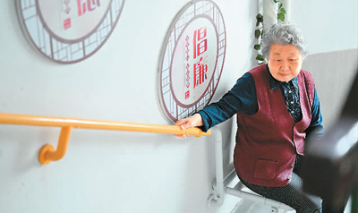 從居家到社區(qū)、由線下及線上，各地加快推進適老化改造——“小改造”承載“大幸?！? /></p>
<p>在天津市和平區(qū)文化村社區(qū)，樓道內(nèi)加裝了扶手和折疊椅便于老人上下樓。</p>
<p>新華社記者 李 然攝</p>
<p style=