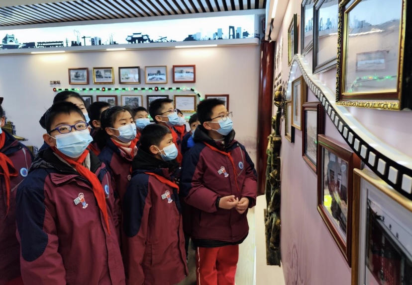 知路、愛路、護路 小學(xué)生上好開學(xué)“安全第一課”