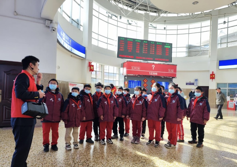 知路、愛路、護路 小學(xué)生上好開學(xué)“安全第一課”