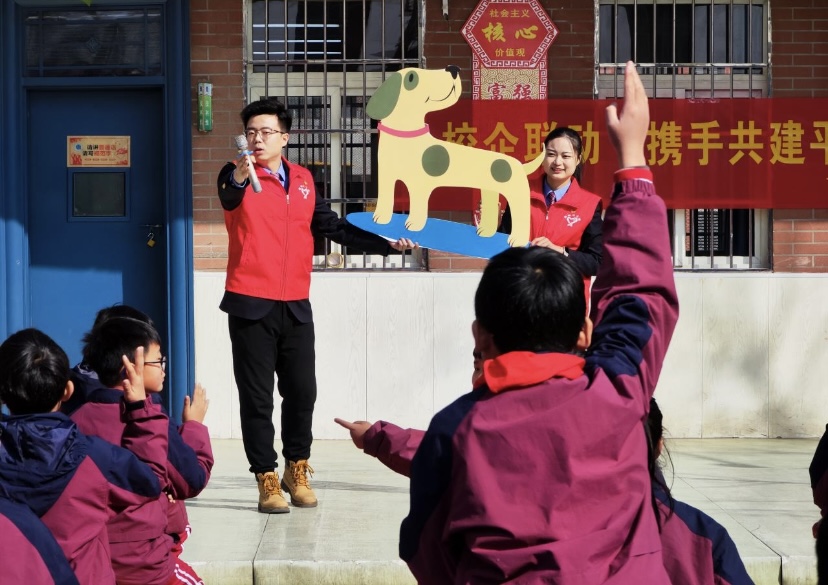 知路、愛路、護路 小學(xué)生上好開學(xué)“安全第一課”