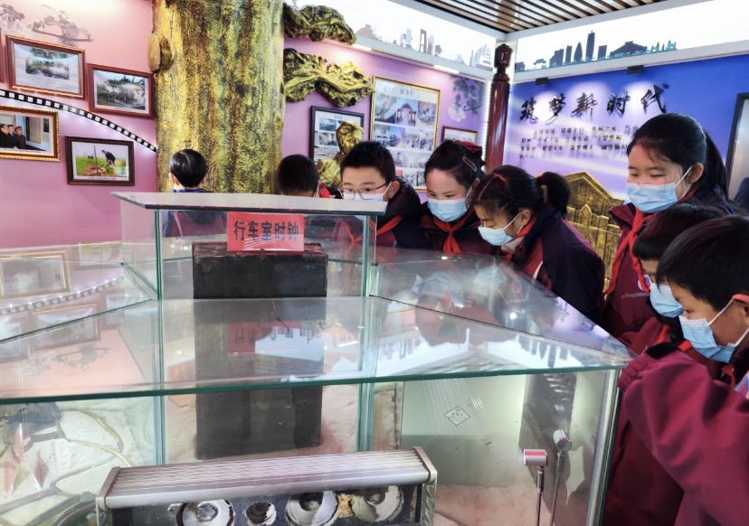 知路、愛路、護路 小學(xué)生上好開學(xué)“安全第一課”