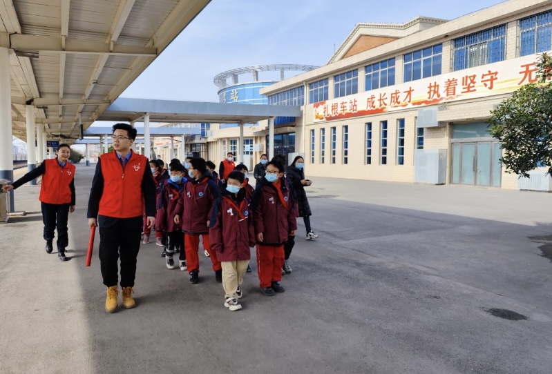 知路、愛路、護路 小學(xué)生上好開學(xué)“安全第一課”