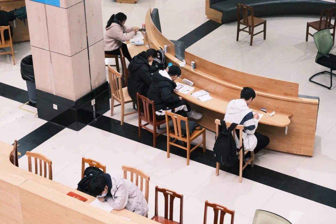 你好新學(xué)期！河南高校開學(xué)“大片”上演 學(xué)生：真正的大學(xué)生活回來了