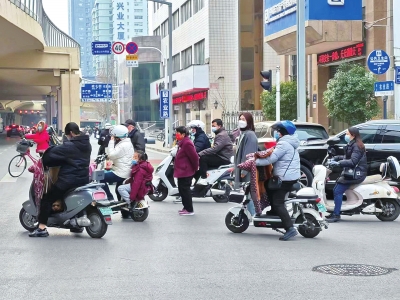 河南省就駕乘電動(dòng)自行車佩戴頭盔征求意見 未按規(guī)定佩戴頭盔，拒不改正或罰20元