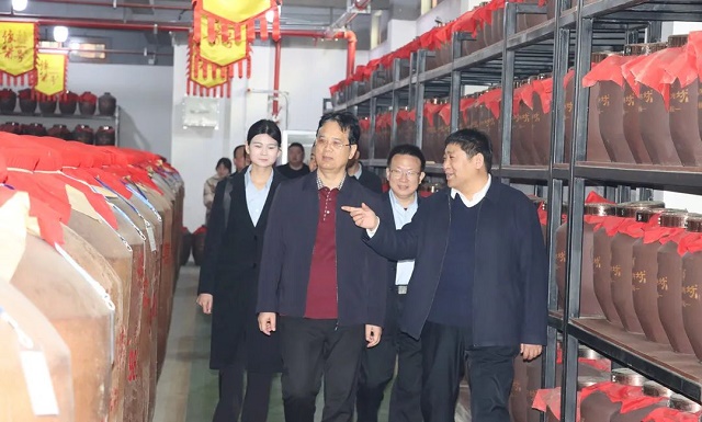 駐馬店市政協(xié)副主席、市工商聯(lián)主席張新領(lǐng)到蔡洪坊酒業(yè)調(diào)研