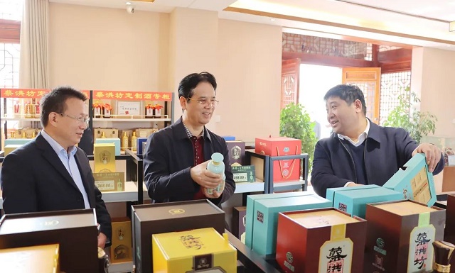 駐馬店市政協(xié)副主席、市工商聯(lián)主席張新領(lǐng)到蔡洪坊酒業(yè)調(diào)研
