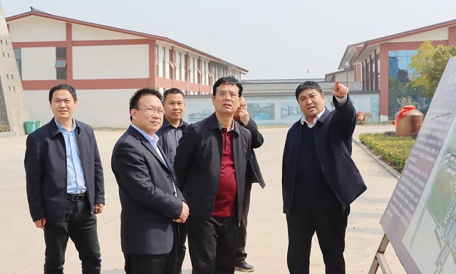 駐馬店市政協(xié)副主席、市工商聯(lián)主席張新領(lǐng)到蔡洪坊酒業(yè)調(diào)研