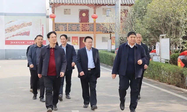 駐馬店市政協(xié)副主席、市工商聯(lián)主席張新領(lǐng)到蔡洪坊酒業(yè)調(diào)研
