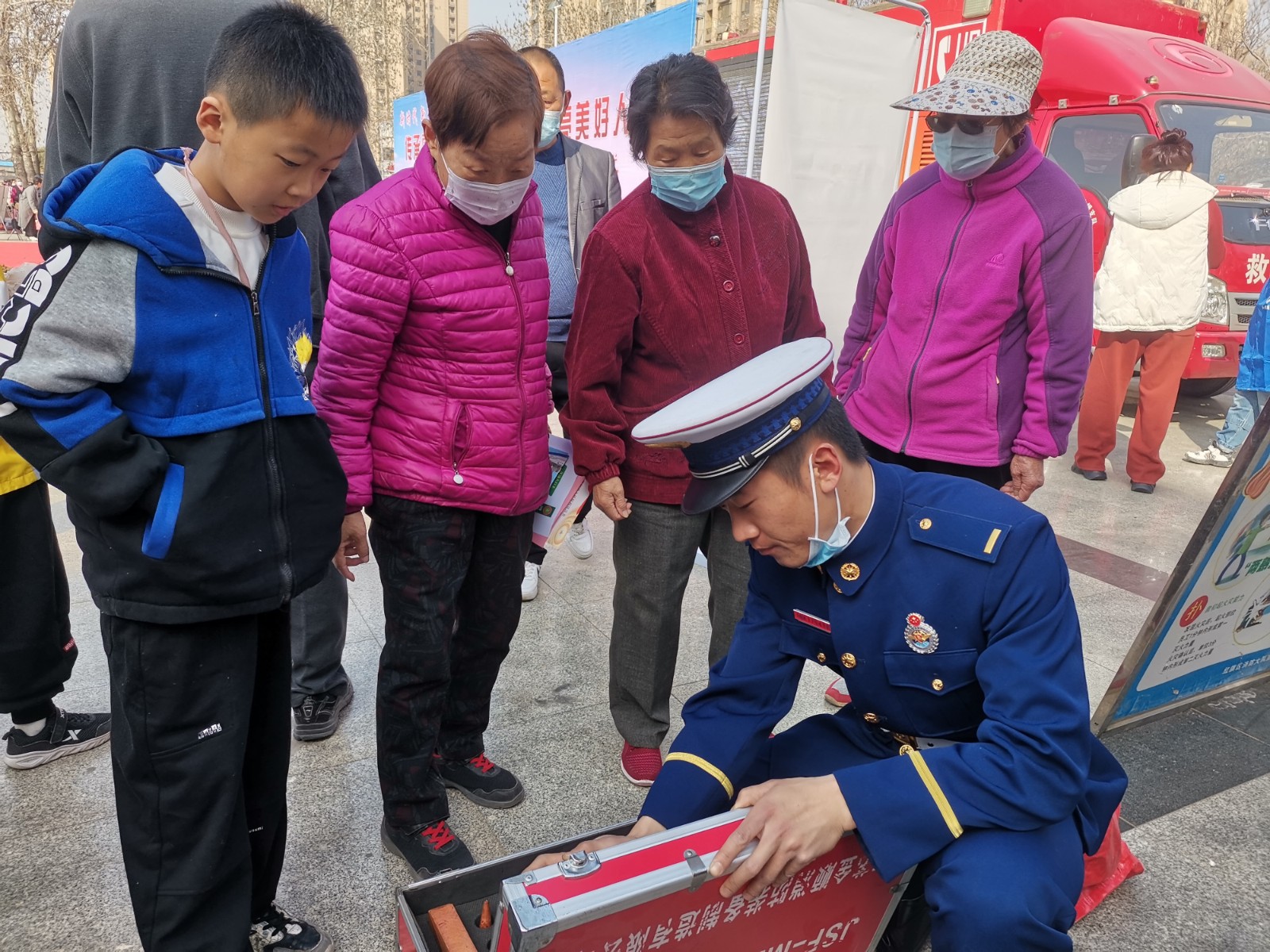 60年延續(xù)不斷！河南各地掀起“學(xué)雷鋒”熱潮