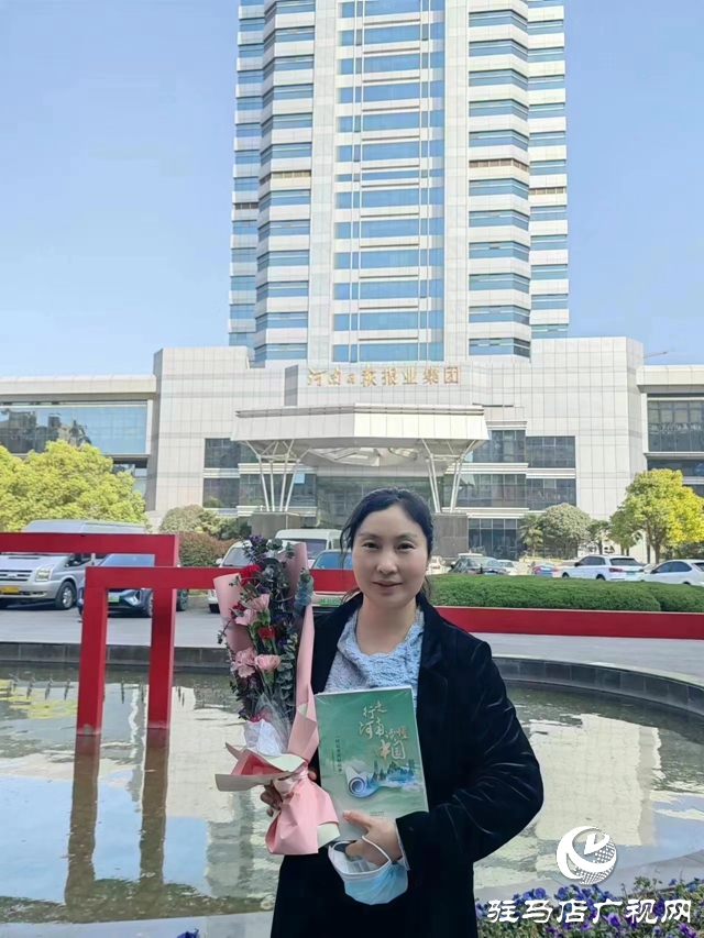 意外收到賀卡“感謝美麗的你” 全國(guó)兩會(huì)上的河南女記者“被暖到”