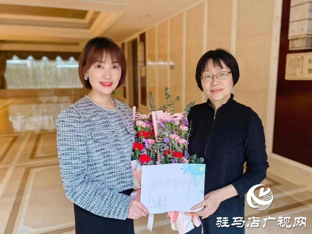 意外收到賀卡“感謝美麗的你” 全國(guó)兩會(huì)上的河南女記者“被暖到”