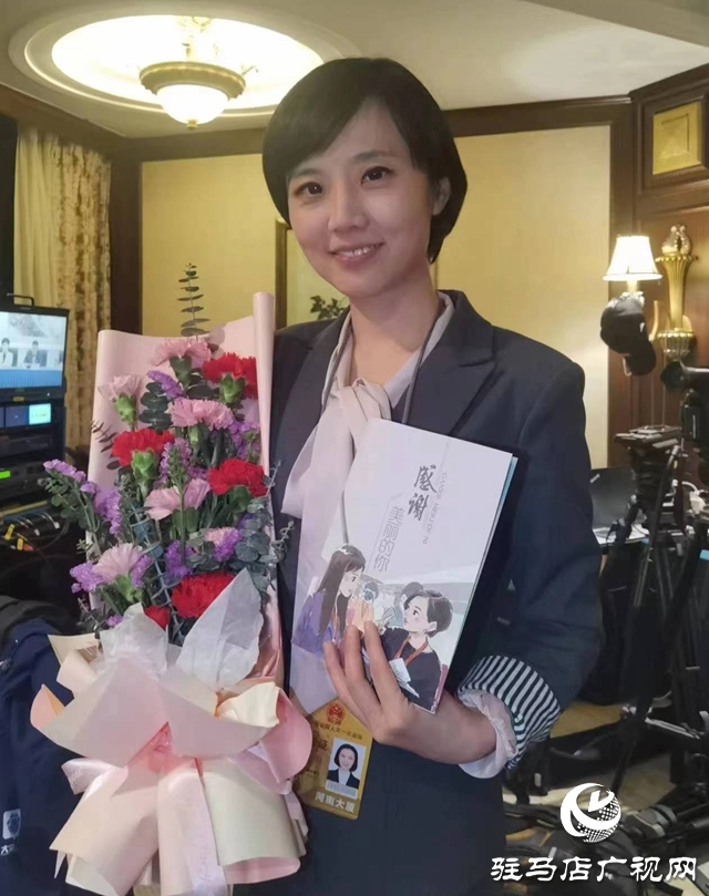 意外收到賀卡“感謝美麗的你” 全國(guó)兩會(huì)上的河南女記者“被暖到”