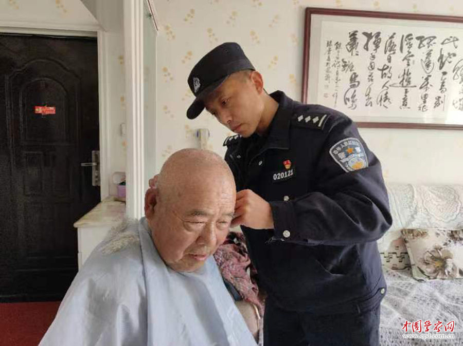 雷鋒，就在我們身邊 全國公安機關(guān)大力弘揚雷鋒精神、踐行為民初心