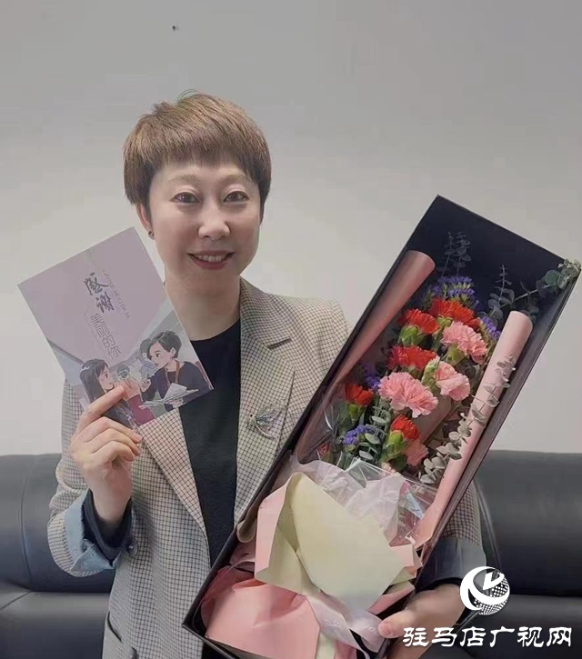 意外收到賀卡“感謝美麗的你” 全國(guó)兩會(huì)上的河南女記者“被暖到”