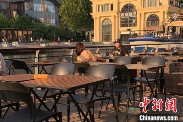 商業(yè)外擺迎“夏天”，如何應(yīng)對(duì)亂扔垃圾、隨意抽煙？