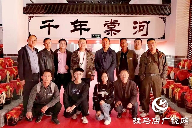 駐馬店市三醉樓詩(shī)詞書(shū)畫(huà)學(xué)會(huì)走進(jìn)河南棠河酒業(yè)開(kāi)展專(zhuān)題釆風(fēng)創(chuàng)作活動(dòng)