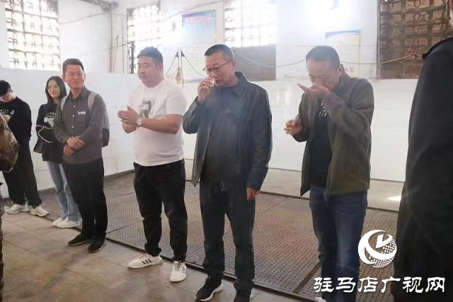 駐馬店市三醉樓詩(shī)詞書(shū)畫(huà)學(xué)會(huì)走進(jìn)河南棠河酒業(yè)開(kāi)展專(zhuān)題釆風(fēng)創(chuàng)作活動(dòng)