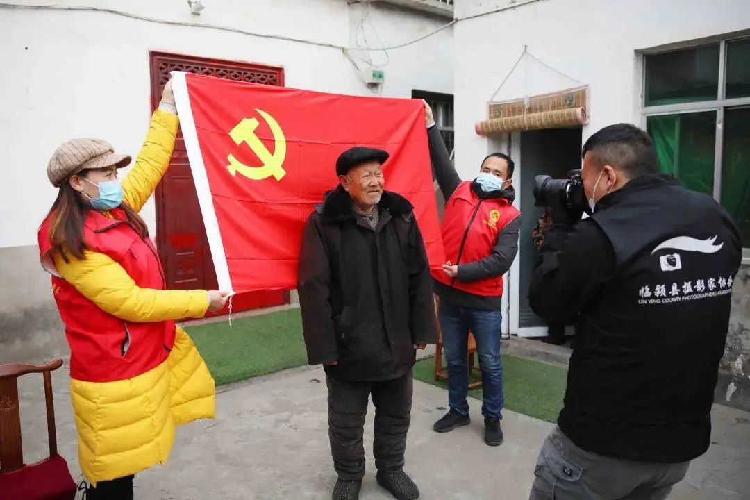 他用鏡頭為軍屬老黨員定格美好瞬間