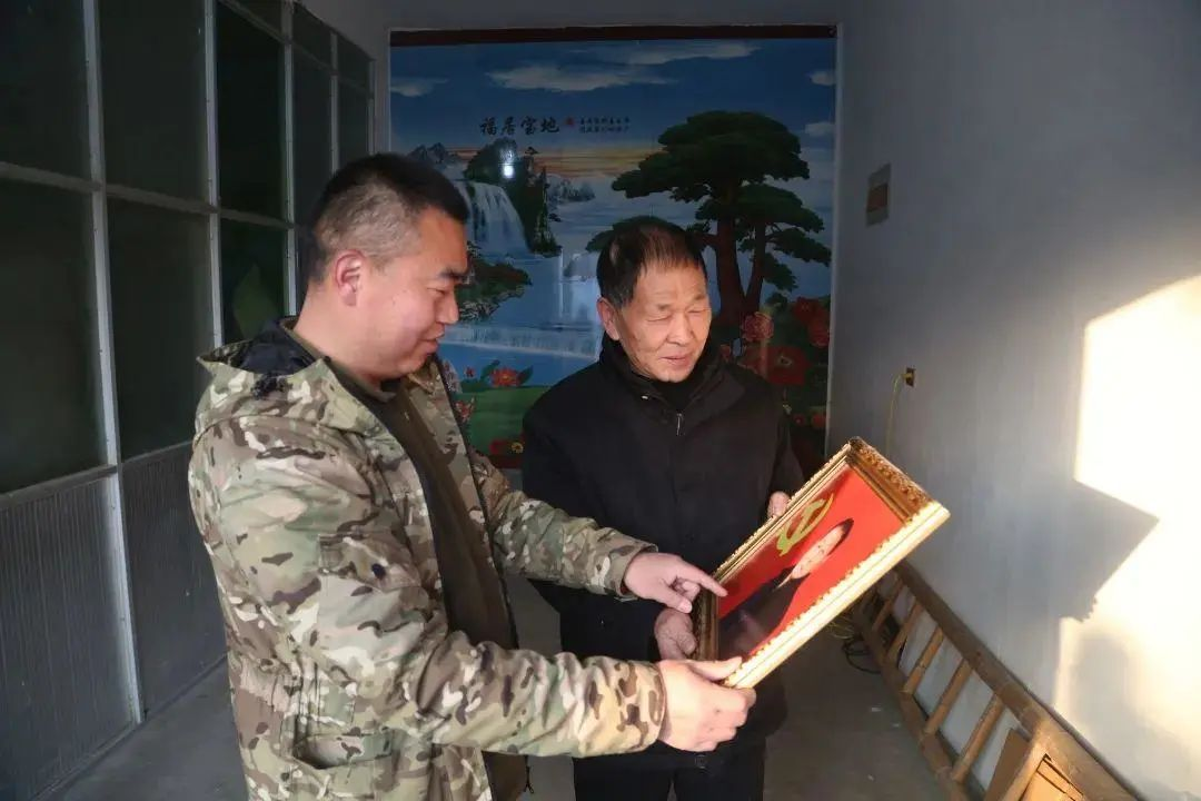 他用鏡頭為軍屬老黨員定格美好瞬間