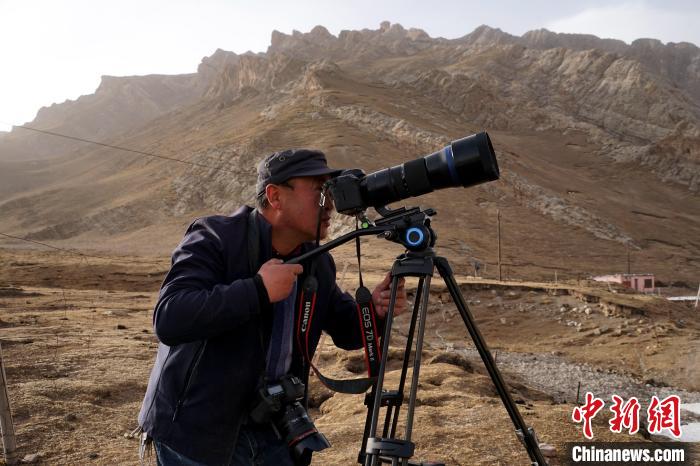 &ldquo;雪豹窩&rdquo;里的草根野生動(dòng)物攝影師：不打擾是最基本原則