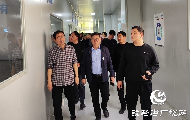 以“菇”會友 舞陽縣食用菌協(xié)會深入泌陽縣菌菇基地觀摩學習