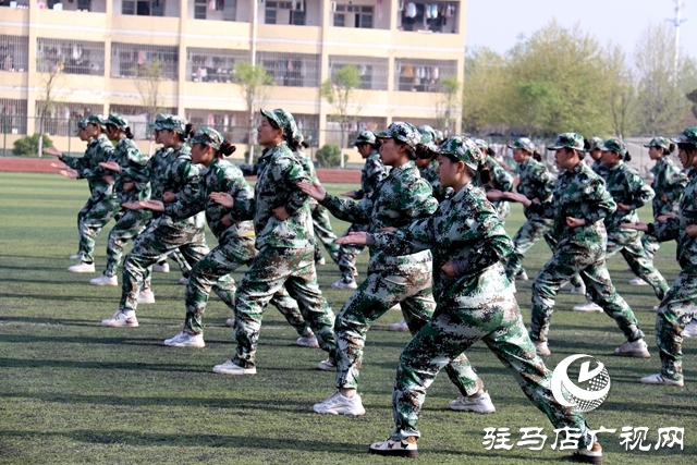駐馬店職業(yè)技術(shù)學(xué)院舉行2022級新生軍訓(xùn)匯報(bào)表演暨表彰大會