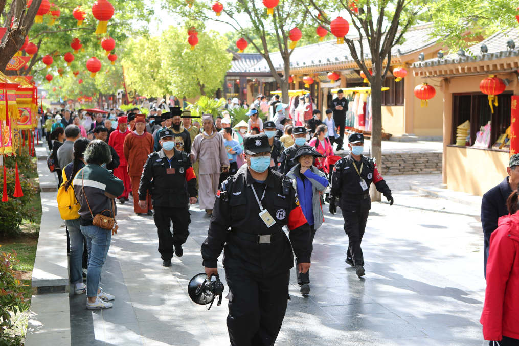 開(kāi)封清明上河園景區(qū)：五一共接待游客近40萬(wàn)人次，實(shí)現(xiàn)高質(zhì)量全面突破、高品質(zhì)完美收官！