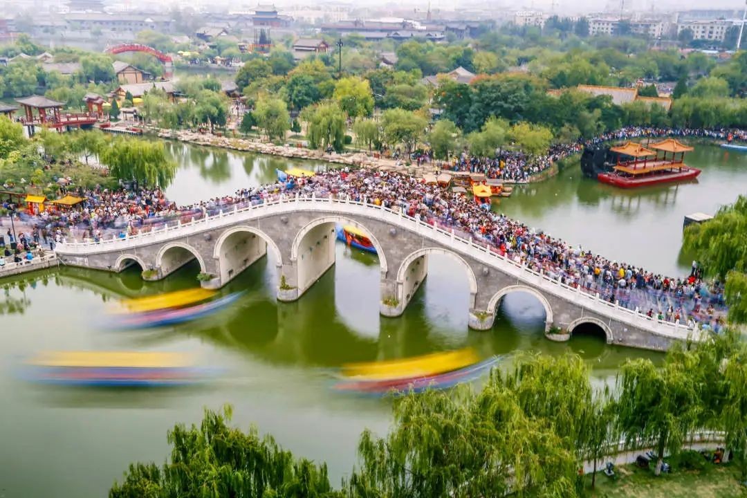 開(kāi)封清明上河園景區(qū)：五一共接待游客近40萬(wàn)人次，實(shí)現(xiàn)高質(zhì)量全面突破、高品質(zhì)完美收官！