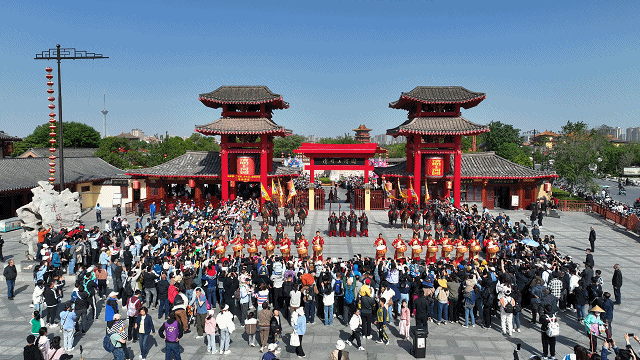 開(kāi)封清明上河園景區(qū)：五一共接待游客近40萬(wàn)人次，實(shí)現(xiàn)高質(zhì)量全面突破、高品質(zhì)完美收官！