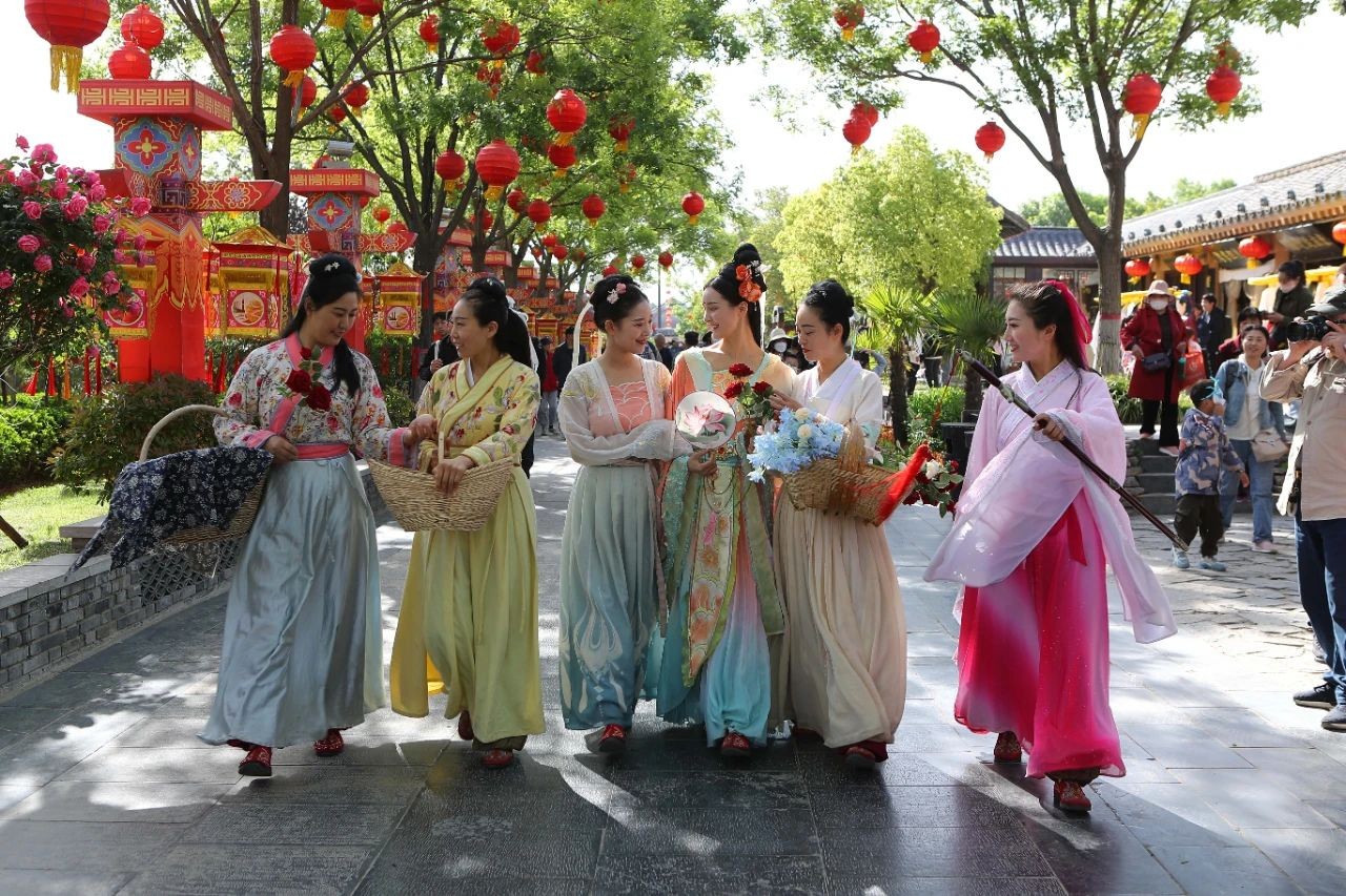 開(kāi)封清明上河園景區(qū)：五一共接待游客近40萬(wàn)人次，實(shí)現(xiàn)高質(zhì)量全面突破、高品質(zhì)完美收官！