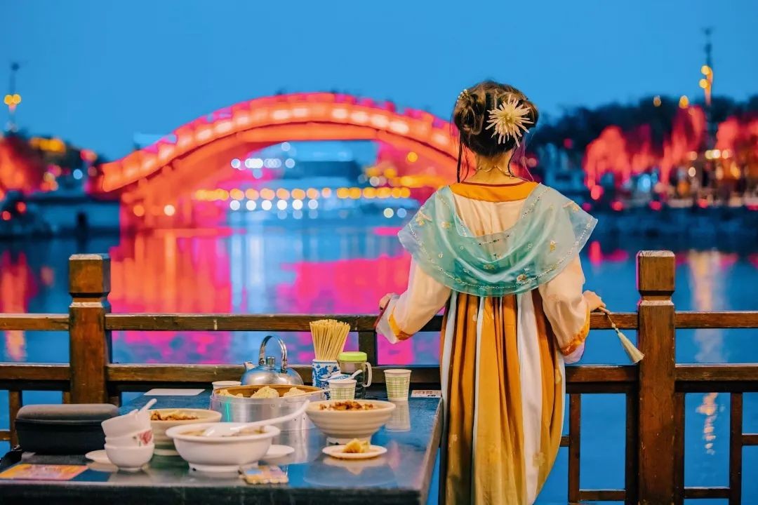 開(kāi)封清明上河園景區(qū)：五一共接待游客近40萬(wàn)人次，實(shí)現(xiàn)高質(zhì)量全面突破、高品質(zhì)完美收官！