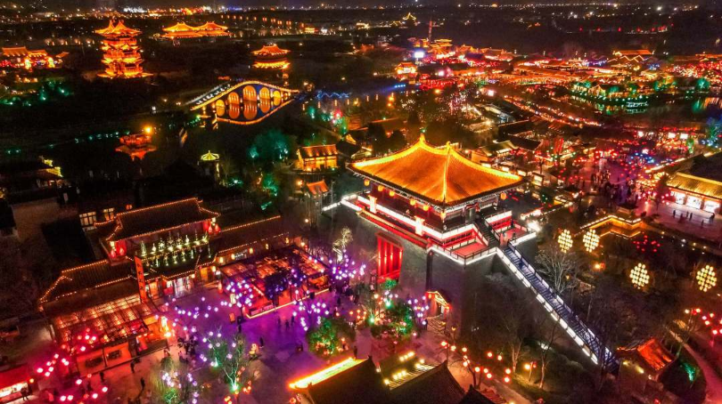 開(kāi)封清明上河園景區(qū)：五一共接待游客近40萬(wàn)人次，實(shí)現(xiàn)高質(zhì)量全面突破、高品質(zhì)完美收官！