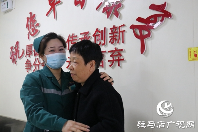 暖心！ 家屬為護(hù)士送上節(jié)日祝福