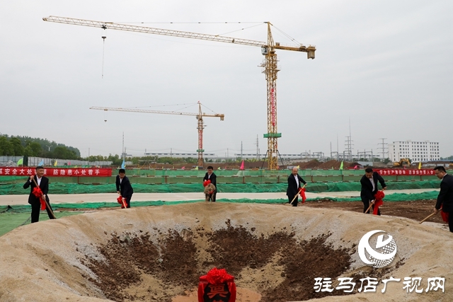 泌陽縣舉行全省第八期三個(gè)一批活動(dòng)暨泌陽縣開發(fā)區(qū)電子產(chǎn)業(yè)園（四期）項(xiàng)目開工奠基儀式