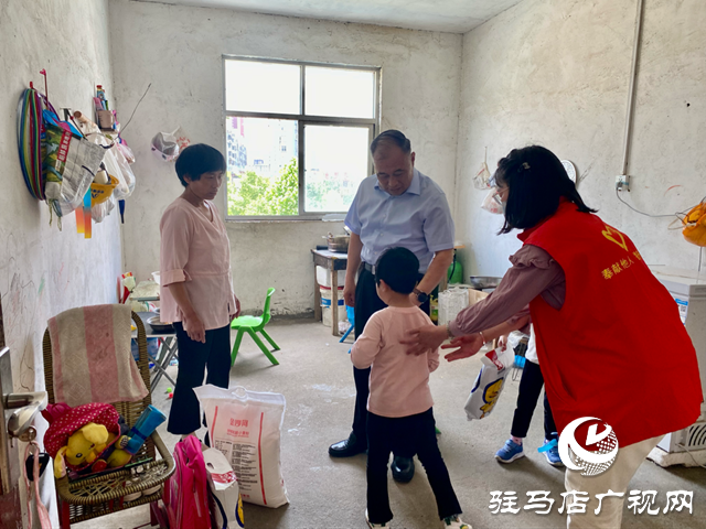 駐馬店市政協(xié)黨組成員張銀良走訪慰問困難殘疾兒童