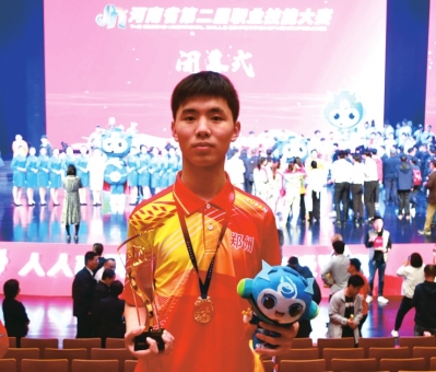 勤學(xué)苦練省賽奪魁！河南00后小伙的日常是給機(jī)器人當(dāng)“老師”